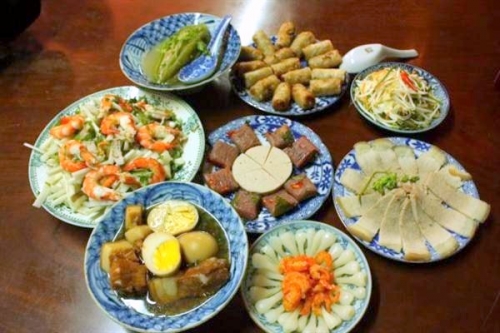 Đĩa gốm sứ