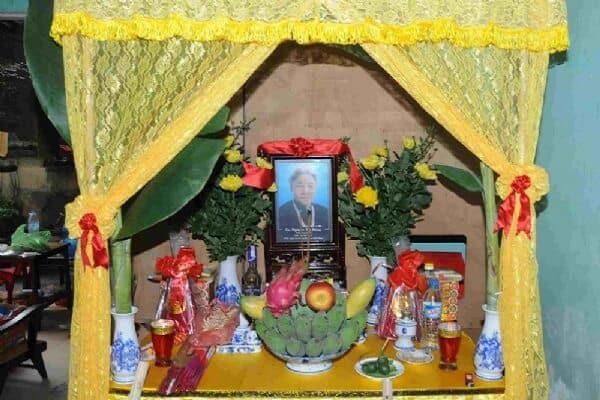 Bàn tam cấp đám ma gồm những gì? Những điều cần lưu ý khi chuẩn bị bàn thờ người mất