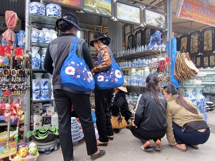 Chợ gốm Bát Tràng nhộn nhịp ngày cận Tết