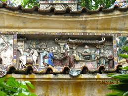 Tranh gốm trang trí trong đền chùa