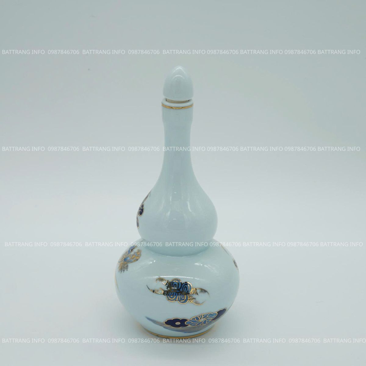 Ý nghĩa của nậm rượu men lam vẽ vàng 24K cao cấp Bát Tràng trên bàn thờ